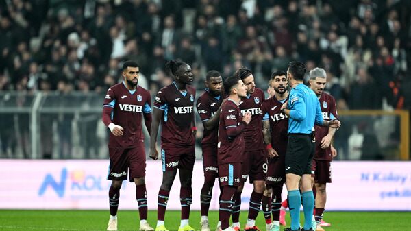 Trendyol Süper Lig'in 24. haftasında Beşiktaş ile Trabzonspor takımları Tüpraş Stadı'nda karşılaştı. Trabzonspor oyuncuları kalelerinde gördükleri golün ardından üzüntü yaşadı.  ( - Sputnik Türkiye