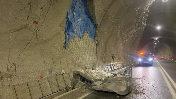 Tünelde çökme yaşanıyor: Blok halinde beton düşüyor - Sputnik Türkiye