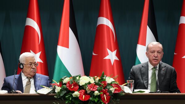 Cumhurbaşkanı Recep Tayyip Erdoğan, Filistin Devlet Başkanı Mahmud Abbas ile Cumhurbaşkanlığı Külliyesi'ndeki görüşmelerinin ardından ortak basın toplantısı düzenledi. - Sputnik Türkiye