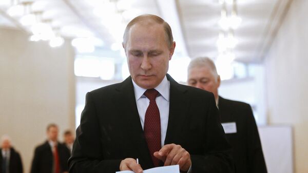Rusya Devlet Başkanı Vladimir Putin devlet başkanlığı seçimlerinde oy veriyor - 2018 - Sputnik Türkiye