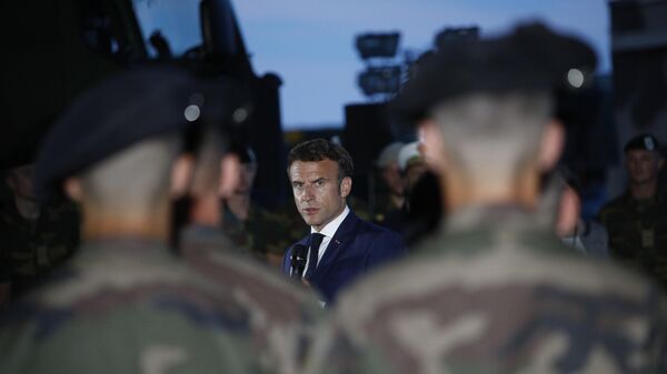 Fransa Cumhurbaşkanı Macron Fransız askerlerle - Sputnik Türkiye