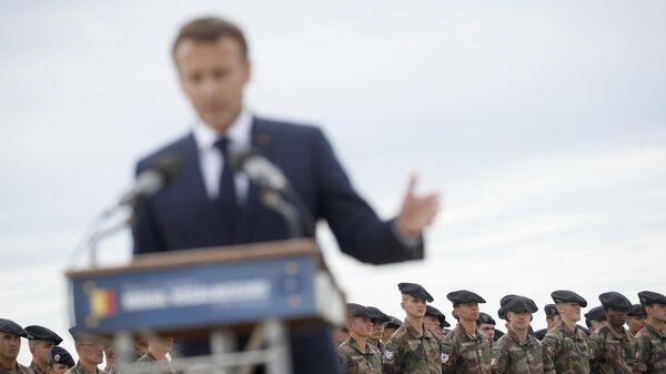 Fransa Cumhurbaşkanı Macron Fransız askerlerle - Sputnik Türkiye