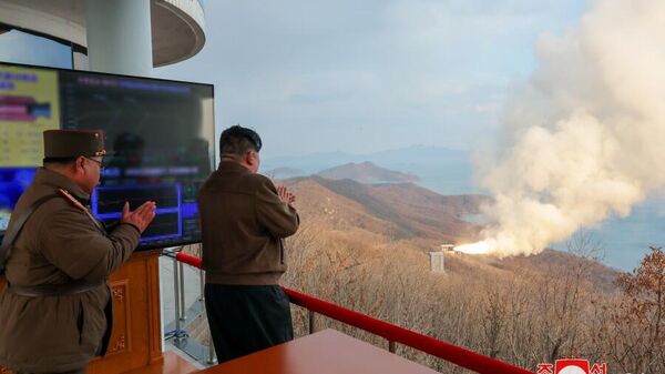 Kuzey Kore lideri, yeni orta menzilli hipersonik füzenin motor testini denetledi - Sputnik Türkiye