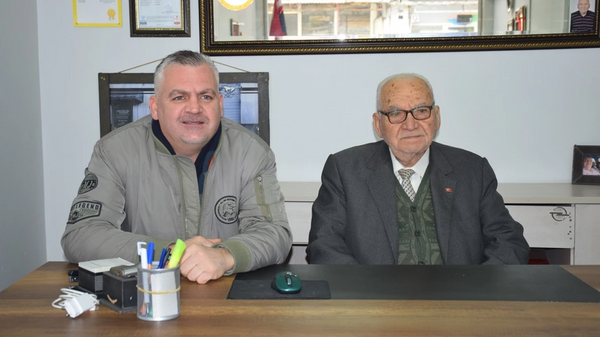 Manisa'nın Turgutlu ilçesinde, 56 yıldır muhtarlık yapan ve bu seçimde aday olmayan 89 yaşındaki Yılmaz Yener'in görevine, torunu talip oldu. - Sputnik Türkiye