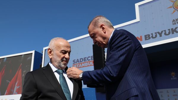 Suat Pamukçu'ya AK Parti rozetini Cumhurbaşkanı Erdoğan sahnede taktı - Sputnik Türkiye