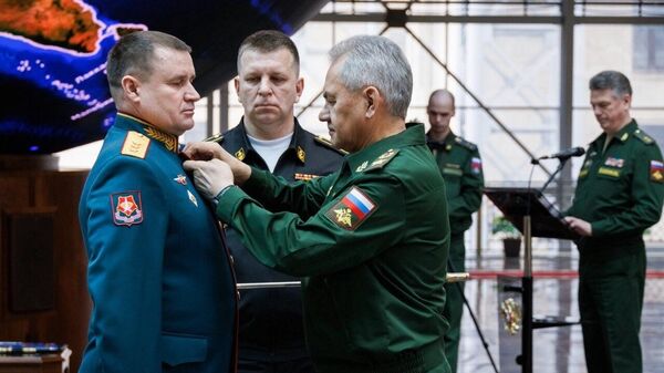 Rusya Savunma Bakanı Şoygu, Rusya’nın kahramanlarına Altın Yıldız madalyası taktı - Sputnik Türkiye