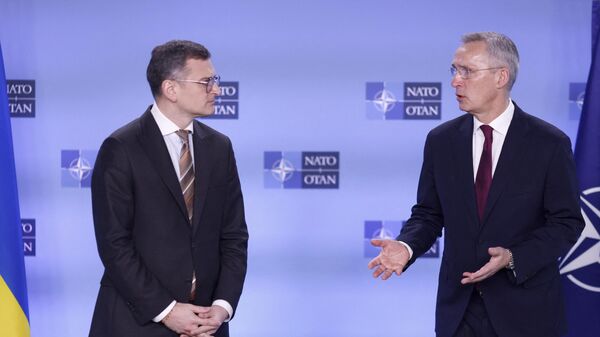 NATO Genel Sekreteri Jens Stoltenberg Ukrayna Dışişleri Bakanı Dmitriy Kuleba ile - Sputnik Türkiye