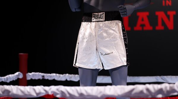 Muhammed Ali'nin 'Thrilla in Manila' dövüşündeki boks şortu açık artırmaya çıkıyor - Sputnik Türkiye