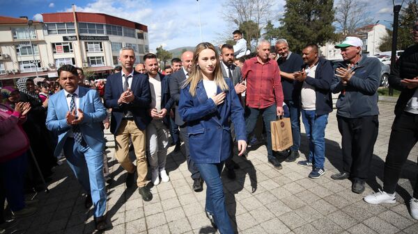 Seçimin en genç belediye başkanı Zeynep Çelik, mazbatasını aldı - Sputnik Türkiye