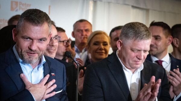 Slovakya'da seçimleri kazanan Peter Pellegrini (solda) Başbakan Robert Fico (sağda) ile - Sputnik Türkiye