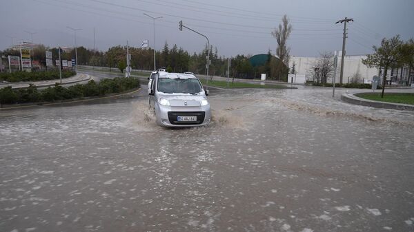 Niğde genelinde etkili olan sağanak ve dolu yağışı nedeniyle trafik aksadı, cadde ve sokaklarda su birikintisi oluştu. - Sputnik Türkiye