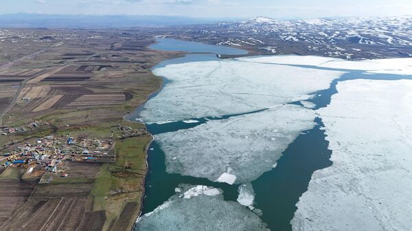  Doğu Anadolu Bölgesi'nin en büyük ikinci gölü Çıldır Gölü'ndeki buzların erimesi havadan görüntülendi. - Sputnik Türkiye