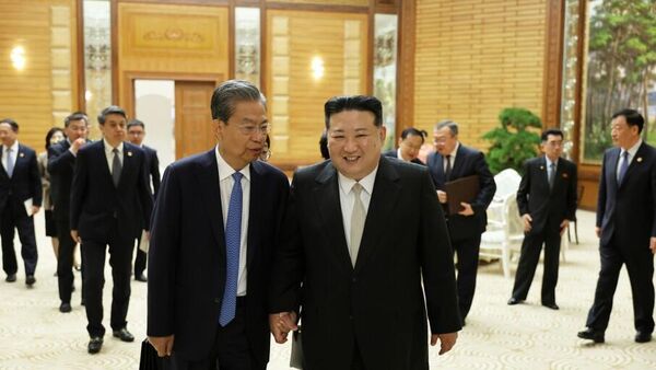 Kuzey Kore lideri Kim Jong-un, Çin'in Ulusal Halk Kongresi Daimi Komite Başkanı Cao Lıci ile  - Sputnik Türkiye