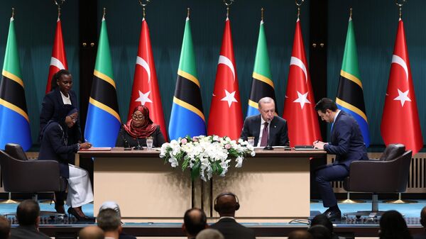 Cumhurbaşkanı Recep Tayyip Erdoğan, Tanzanya Birleşik Cumhuriyeti Cumhurbaşkanı Samia Suluhu Hassan ile ortak basın Toplantısı gerçekleştirdi.  - Sputnik Türkiye