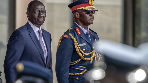Kenya Başkanı William Ruto (solda) ve Kenya Savunma Kuvvetleri Komutanı General Francis Ogolla - Sputnik Türkiye
