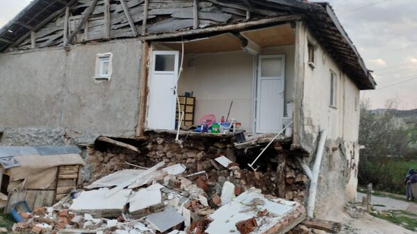 Tokat'ın Sulusaray ilçesinde meydana gelen 5,6 büyüklüğündeki deprem Artova ilçesinde hasara neden oldu.
 - Sputnik Türkiye
