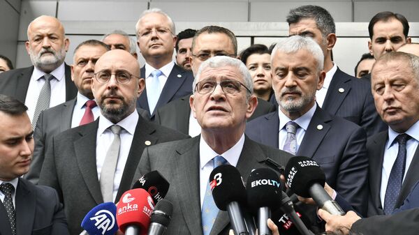 İYİ Parti Genel Başkanı Müsavat Dervişoğlu başkanlığında ilk kez toplanan Genel İdare Kurulu'nda yeni Başkanlık Divanı belirlendi. - Sputnik Türkiye