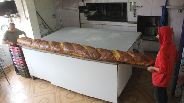3 metre 80 santimetre uzunluğunda ekmek üretti: 'Kendimi denemek istedim' - Sputnik Türkiye