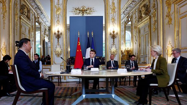 Avrupa turu kapsamında Paris’e giden Çin Devlet Başkanı Şi Cinping ile Fransa Cumhurbaşkanı Emmanuel Macron’un evsahipliğinde bir araya gelen Avrupa Birliği (AB) Komisyonu Başkanı Ursula von der Leyen - Sputnik Türkiye