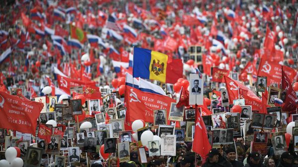Moldova bayrağı Ölümsüz Alay gösterisinde - Sputnik Türkiye
