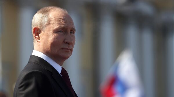 Russian President Vladimir Putin attends a parade marking Navy Day in St. Petersburg, Russia. - Sputnik Türkiye