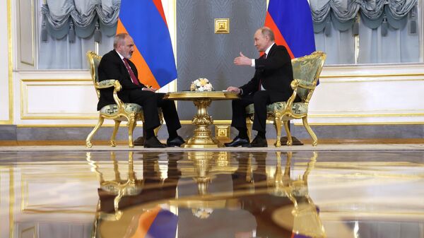 Rusya Devlet Başkanı Vladimir Putin ile Ermenistan Başbakanı Nikol Paşinyan - Sputnik Türkiye
