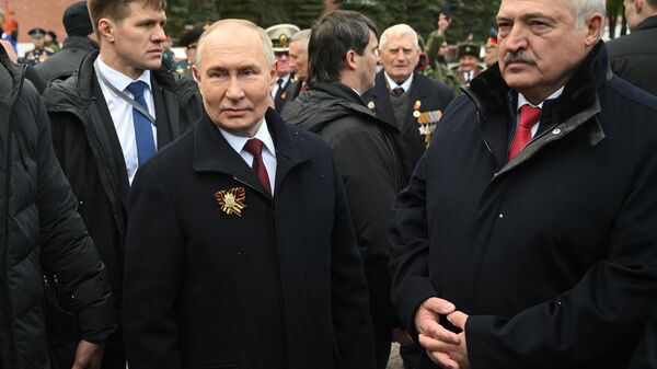 Президент Владимир Путин возложил цветы к Могиле Неизвестного Солдата - Sputnik Türkiye