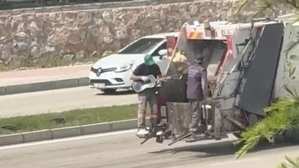 Elazığ’da bir temizlik işçisi çöpte bulduğu gitarı çaldı - Sputnik Türkiye