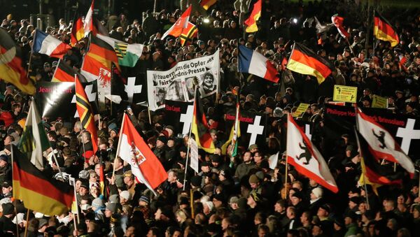 PEGİDA  Dresden'de göçmenlere karşı yürüdü - Sputnik Türkiye