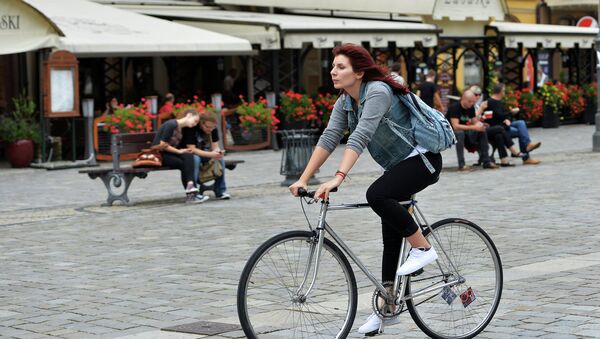 Kız bisiklet  sürüyor - Sputnik Türkiye