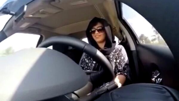 Araba yasağına karşı gelen Suudi kadın - Sputnik Türkiye