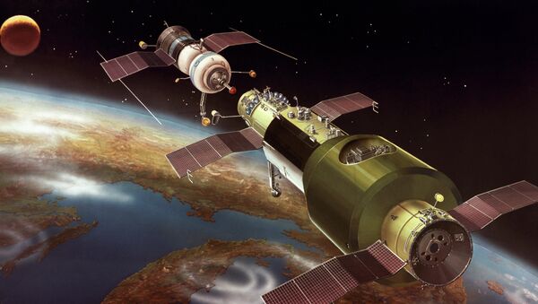 Soyuz II uzay gemisi ve Salyut uzay istasyonu - Sputnik Türkiye