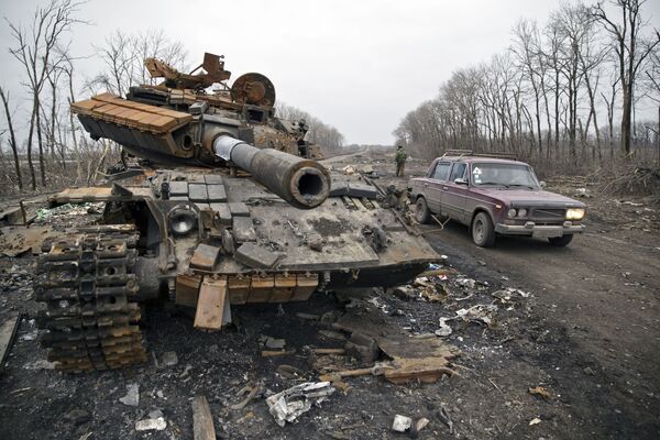 Debaltsevo şehrinin kenarında devre dışı bırakılmış tank - Sputnik Türkiye