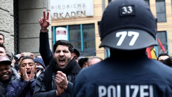 Almanya’nın Wuppertal kentinde, Selefiler’in inançları sebebiyle tutuklanan Müslümanlar için dayanışma gösterisi düzenlemesini protesto eden gruplar karşıt gösteri düzenledi. - Sputnik Türkiye