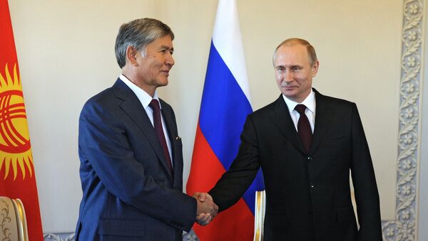 Rusya Devlet Başkanı Vladimir Putin - Kırgızistan Devlet Başkanı Almazbek Atambayev - Sputnik Türkiye