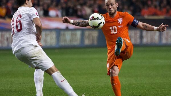 A Milli Futbol Takımı'nın 2016 Avrupa Futbol Şampiyonası (EURO 2016) elemeleri A Grubu’nda Hollanda ile dün gece 1-1 berabere kaldığı maç, Hollanda basınında geniş yer buldu. - Sputnik Türkiye