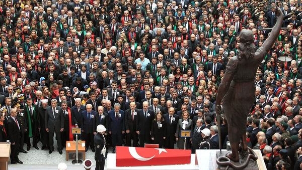 Cumhuriyet Savcısı Mehmet Selim Kiraz'ın meslektaşı olan yargı mensupları adliye önündeki törende ön saflarda yer aldı. - Sputnik Türkiye