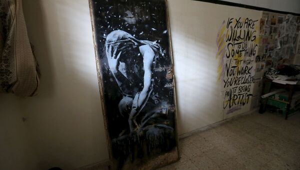 Sokak sanatçısı Banksy'nin Tanrıça Niobe'nin ağlarkenki halinin tasvir edildiği ‘Bomb Damage' - Sputnik Türkiye