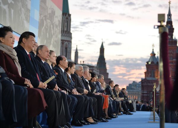 Rusya Devlet Başkanı Vladimir Putin ve II. Dünya Savaşı’nda kazanılan zaferin 70. yıldönümü törenlerine katılan liderlerle birlikte Kızıl Meydan’da düzenlenen Büyük Zaferin Yolları konserinde. - Sputnik Türkiye