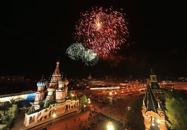 Moskova semaları 10 dakika boyunca 10 bin havai fişekle aydınlandı. - Sputnik Türkiye