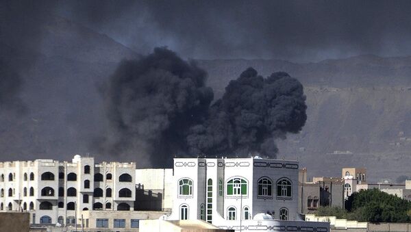 Yemen'de Suudi Arabistan önderliğindeki koalisyon güçlerine ait savaş uçakları, Husi Ensarullah Hareketi'ne yönelik devam eden operasyonlar kapsamında başkent Sana'daki noktaları bombaladı. - Sputnik Türkiye