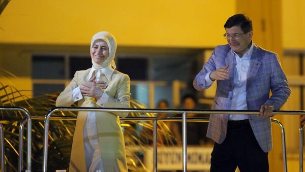 Başbakan Ahmet Davutoğlu, Aydın'ın Nazilli İlçesi'ndeki Belediye Meydanı'nda eşi Sare Davutoğlu ile birlikte vatandaşları selamladı. - Sputnik Türkiye