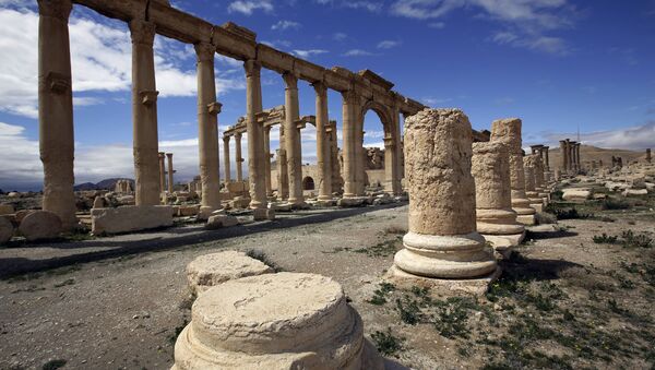 Palmira'da 1. ve 2. yüzyıldan kalma tapınaklar ve sütunlu yol, o dönemlerin en iyi korunmuş eserleri arasında yer alıyor. - Sputnik Türkiye