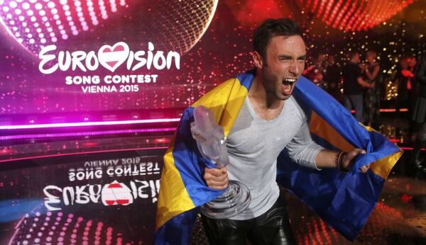 2015 Eurovision Şarkı Yarışması'nın galibi İsveç temsilcisi Mans Zelmerloew zaferini kutluyor - Sputnik Türkiye