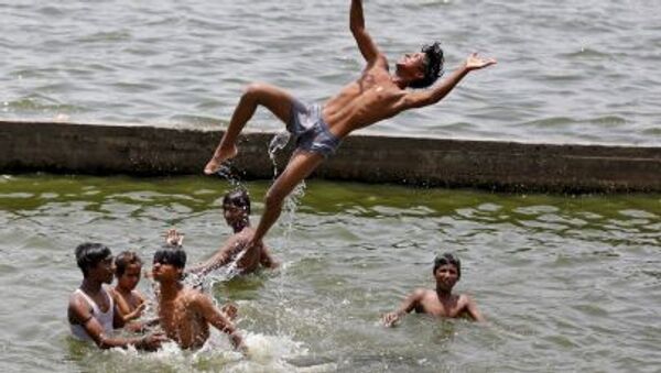 Aşırı sıcaklıkların yaşandığı Hindistan'daki Sabarmati Nehrinde yıkanan çocuklar - Sputnik Türkiye