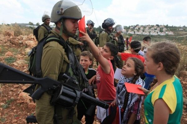 Çocuklar İsrail güvenlik güçlerini ''kırmızı kart'' göstererek protesto etti. - Sputnik Türkiye