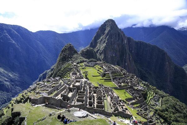 Adeta bulutlara asılı vaziyette, bir dağ zirvesine inşa edilen bin kişilik Machu Picchu Antik Kenti, yüzyıllardır depremlere karşı dimdik ayakta duruyor. - Sputnik Türkiye