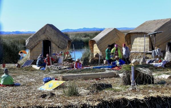 Dünyanın en farklı topluluklarındanbiri de Peru ile Bolivia arasında yer alan Titicaca gölündeki yüzen adalarda yaşıyor. Uro olarak adlandırılan bu topluluk, su üzerinde 35-45 yıl yaşayabilen bir bitkinin köklerini birleştirerek yüzen adalar meydana getiriyor. - Sputnik Türkiye