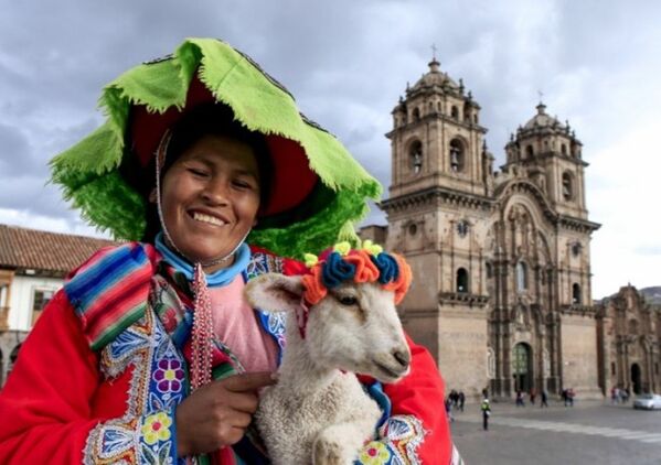 Günlük hayatta geleneksel kıyafetlerinden vazgeçmeyen Perulular küçük bahşişler karşılığında turistlere modellik yapıyorlar. - Sputnik Türkiye