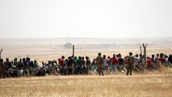 Şanlıurfa'nın Akçakale ilçesi sınır hattında bekleyen bir grup Suriyeli, Türkiye'ye alınmaya başladı. - Sputnik Türkiye